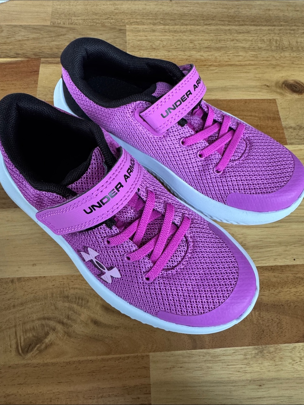 Under Armour Kids Mesh Hook-and-Loop athletic shoes Sneakers Brand NWOT